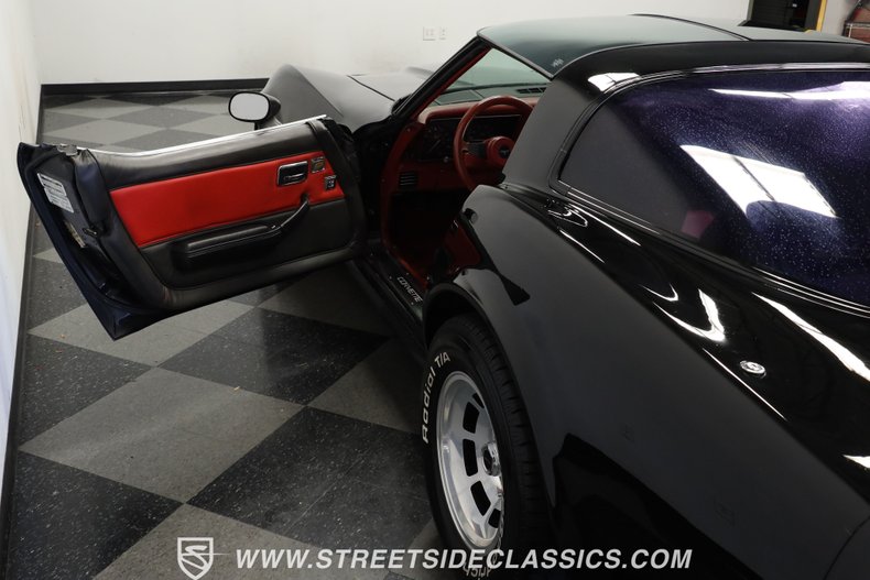 Chevrolet-Corvette-1981-Black-Black-ampamp-Red-32