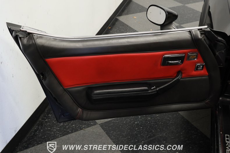 Chevrolet-Corvette-1981-Black-Black-ampamp-Red-33
