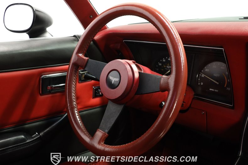Chevrolet-Corvette-1981-Black-Black-ampamp-Red-44