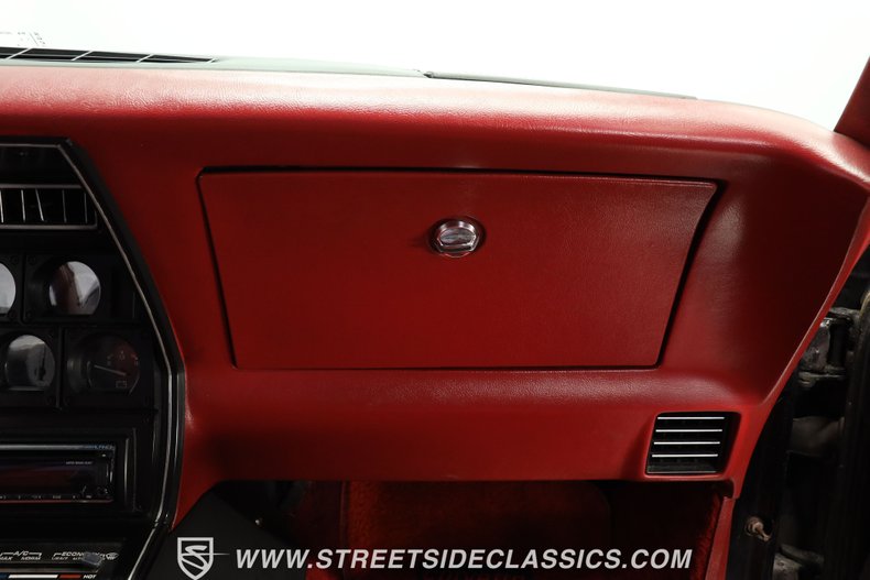 Chevrolet-Corvette-1981-Black-Black-ampamp-Red-45