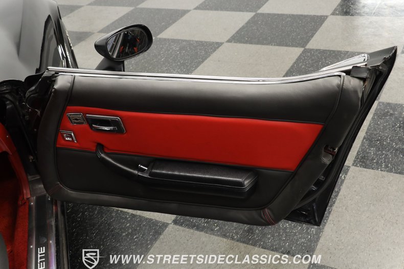 Chevrolet-Corvette-1981-Black-Black-ampamp-Red-46