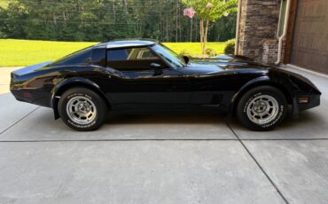 Chevrolet-Corvette-1981-Coupe-11