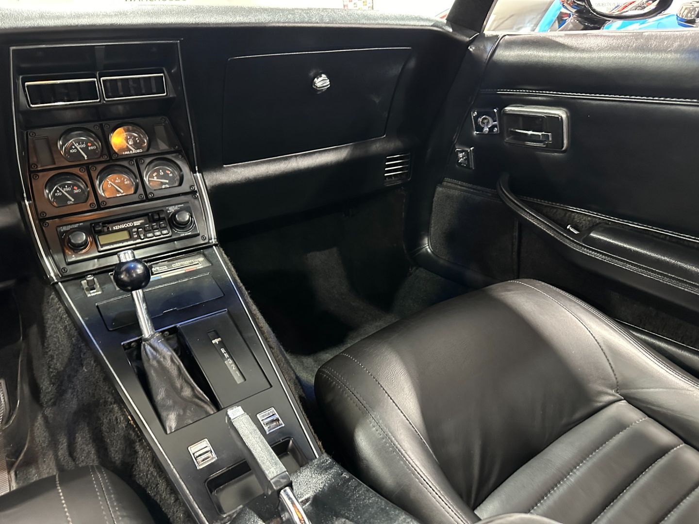 Chevrolet-Corvette-1981-Coupe-15