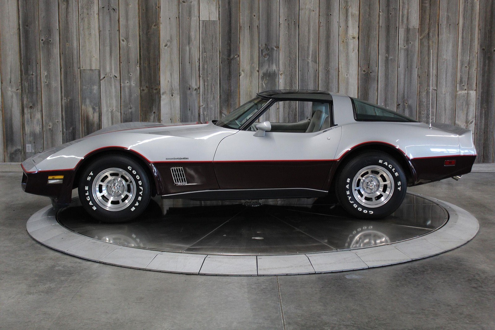 Chevrolet-Corvette-1982-Beautiful-Color-Combo-2
