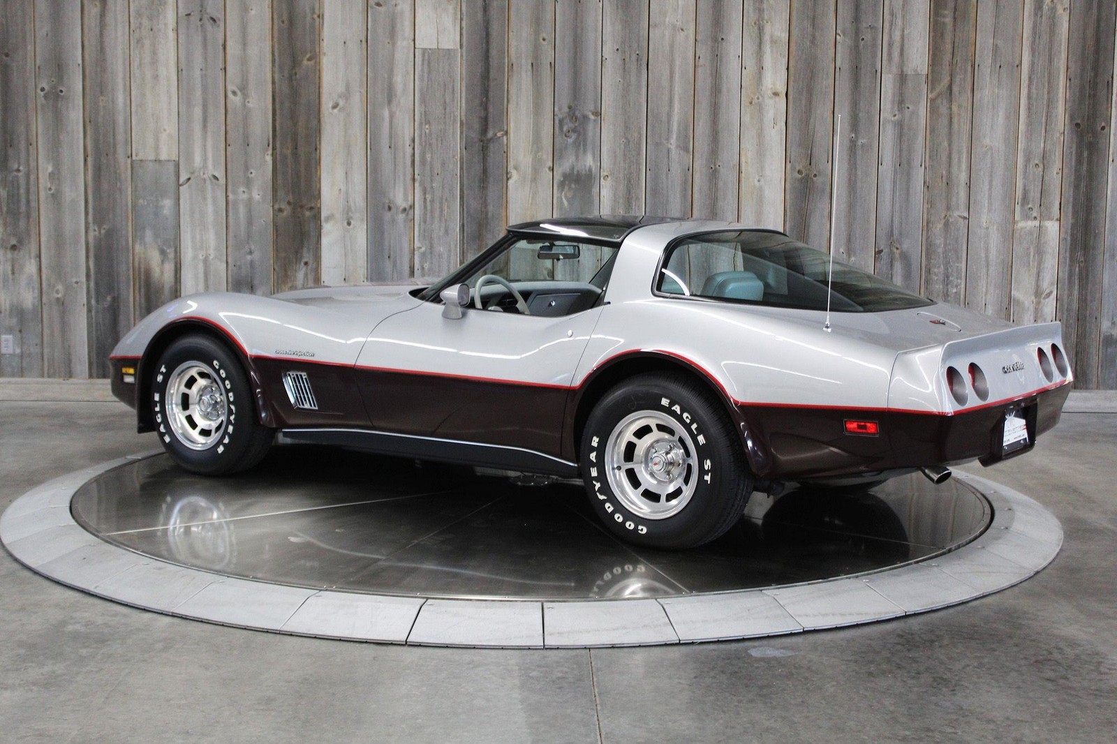 Chevrolet-Corvette-1982-Beautiful-Color-Combo-3