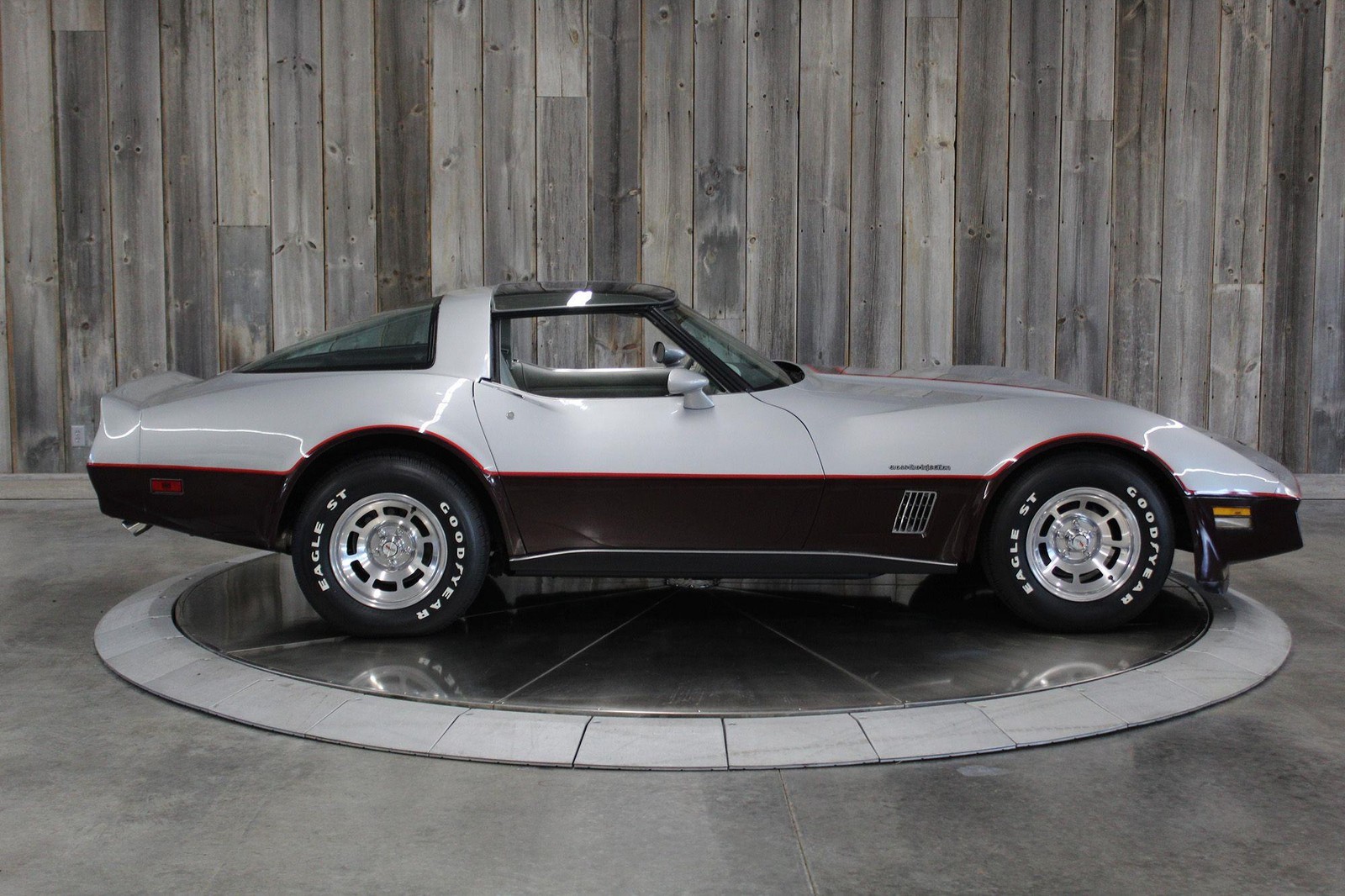 Chevrolet-Corvette-1982-Beautiful-Color-Combo-5