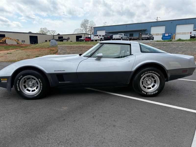 Chevrolet-Corvette-1982-Black-Black-11