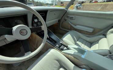 Chevrolet-Corvette-1982-Black-Black-28