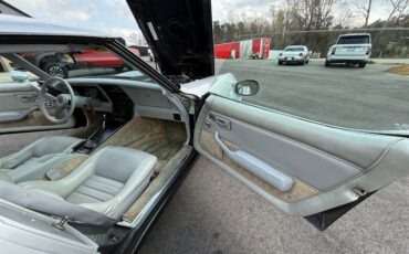 Chevrolet-Corvette-1982-Black-Black-31