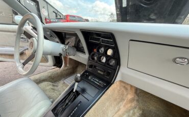 Chevrolet-Corvette-1982-Black-Black-33