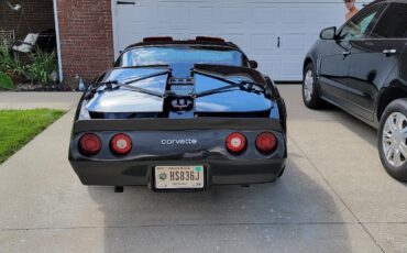 Chevrolet-Corvette-1982-Coupe-1