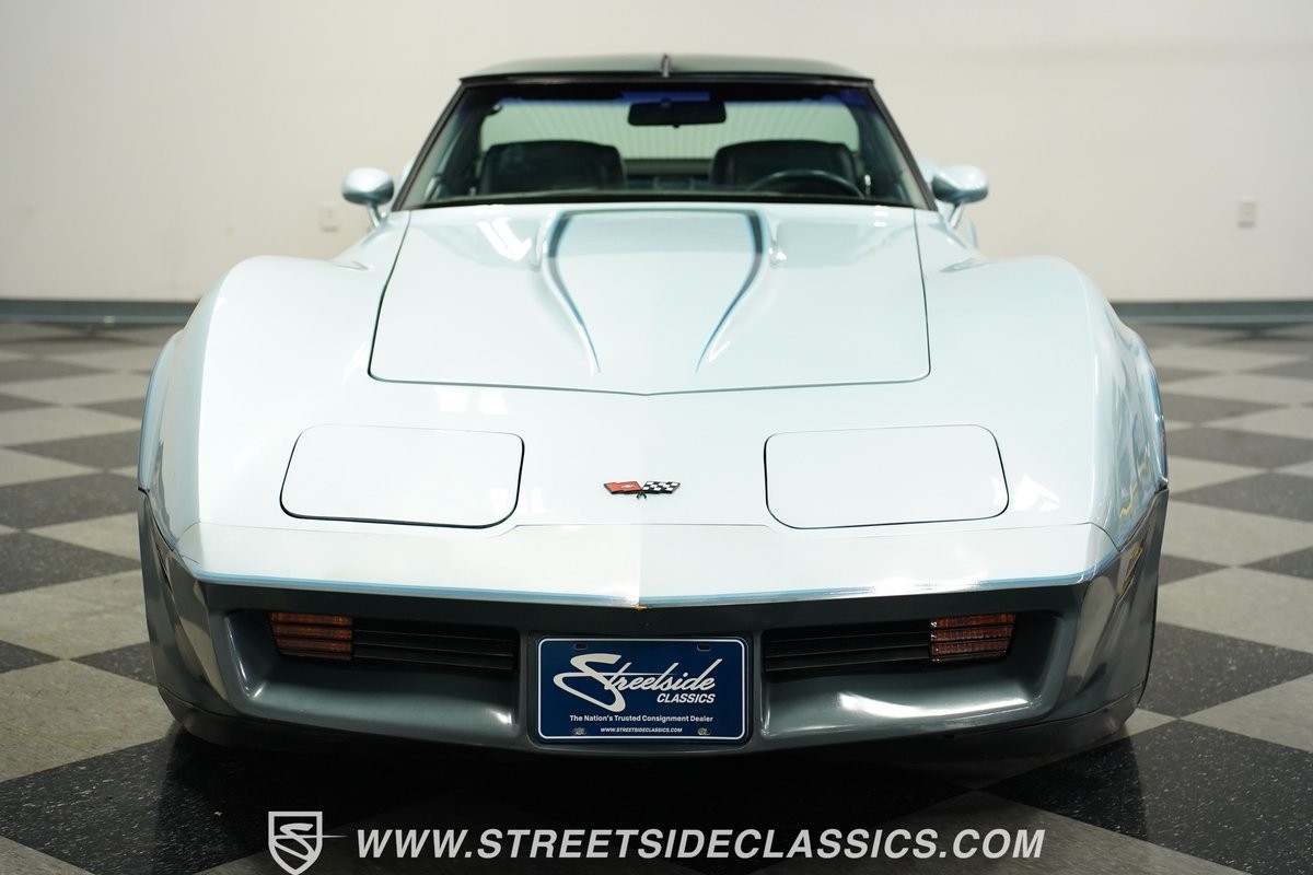 Chevrolet-Corvette-1982-Coupe-17