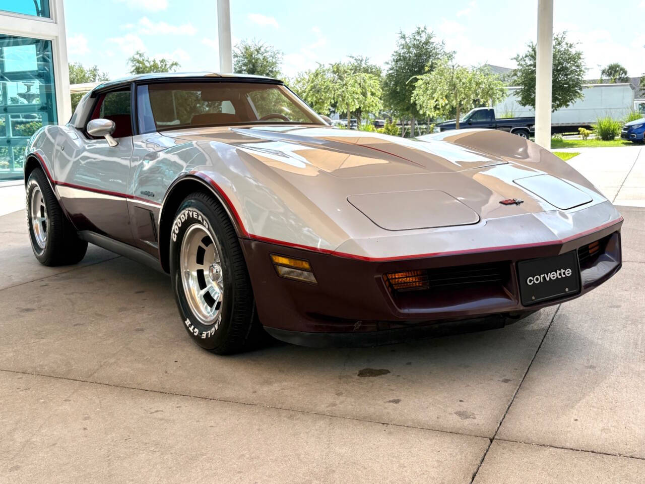 Chevrolet-Corvette-1982-Coupe-2