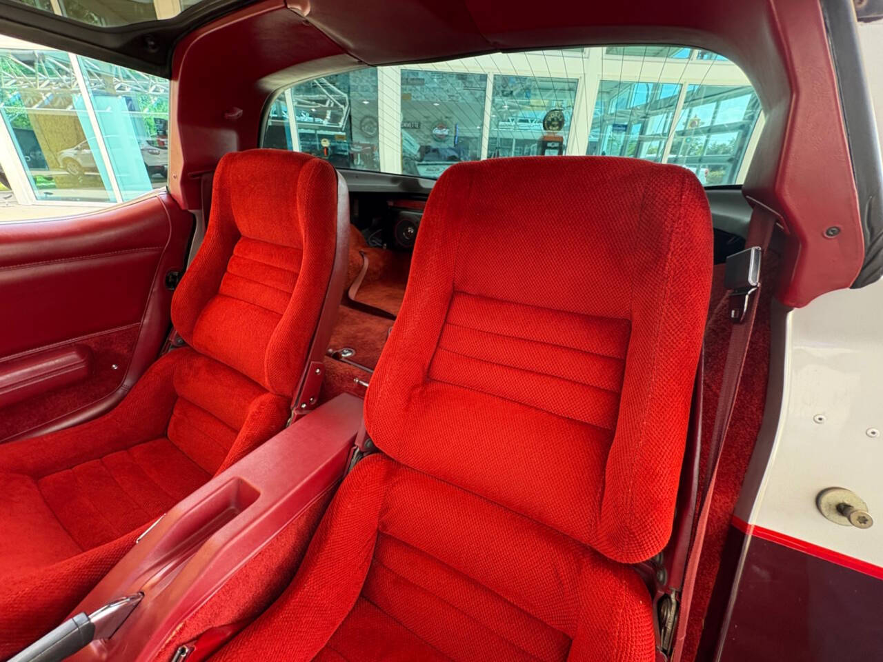 Chevrolet-Corvette-1982-Coupe-22