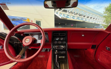 Chevrolet-Corvette-1982-Coupe-23