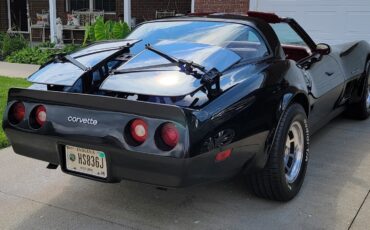 Chevrolet-Corvette-1982-Coupe-3