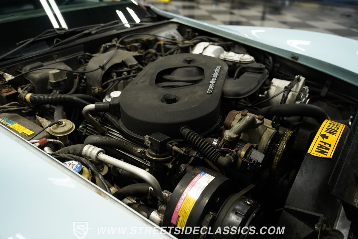 Chevrolet-Corvette-1982-Coupe-34