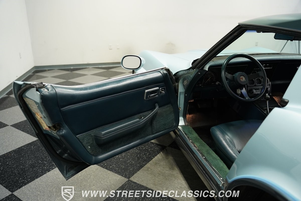 Chevrolet-Corvette-1982-Coupe-35