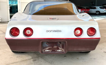 Chevrolet-Corvette-1982-Coupe-5