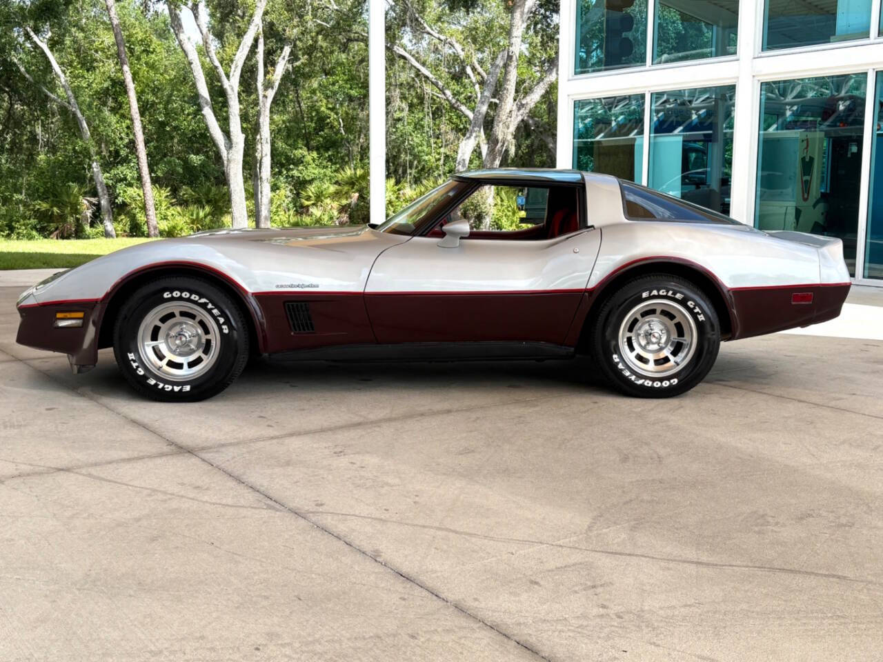 Chevrolet-Corvette-1982-Coupe-7
