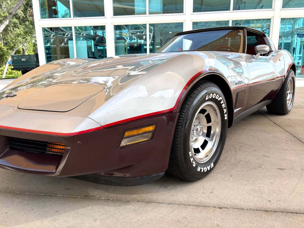 Chevrolet-Corvette-1982-Coupe-9