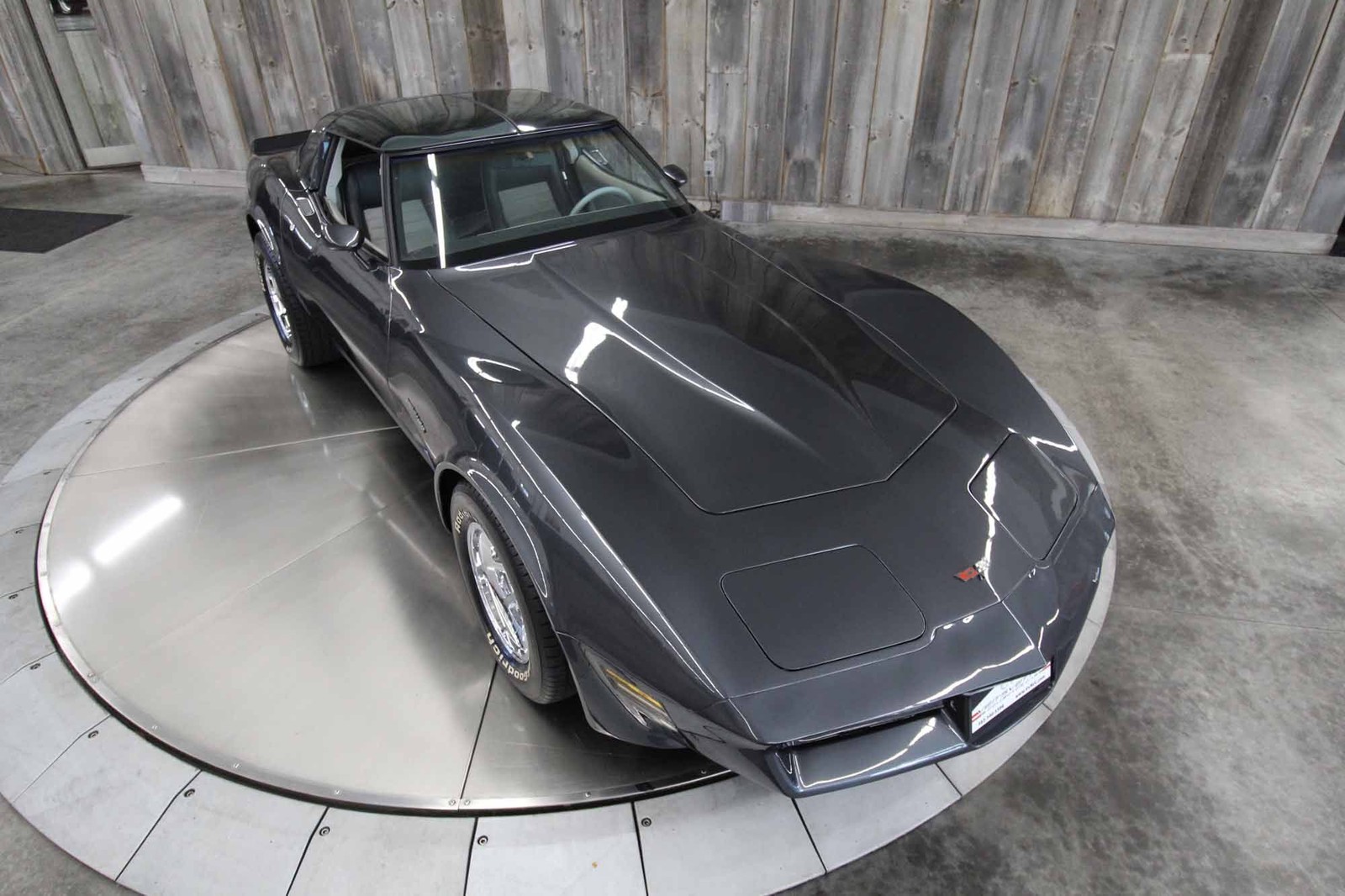 Chevrolet-Corvette-1982-LOW-MILES-12
