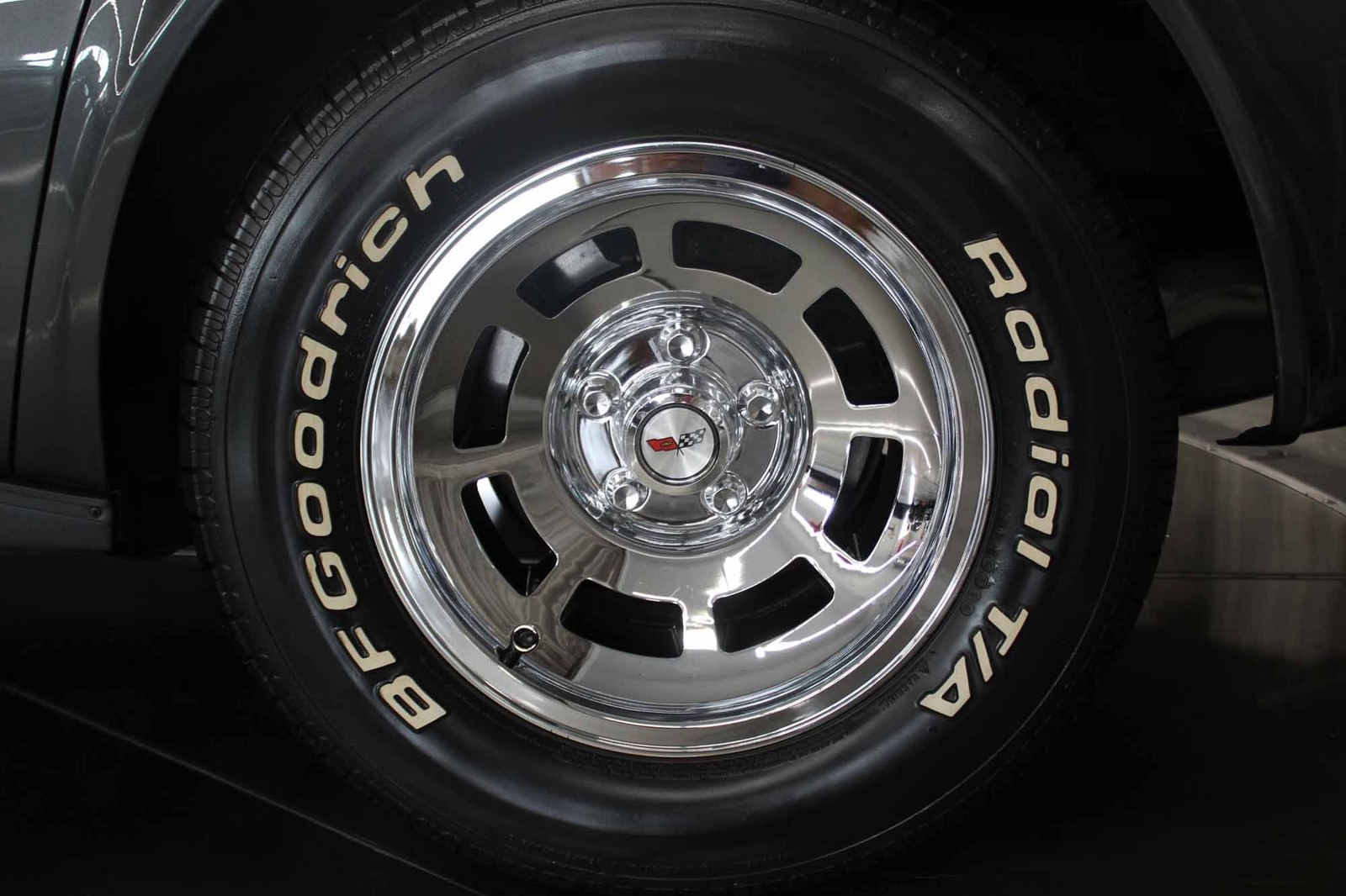 Chevrolet-Corvette-1982-LOW-MILES-17
