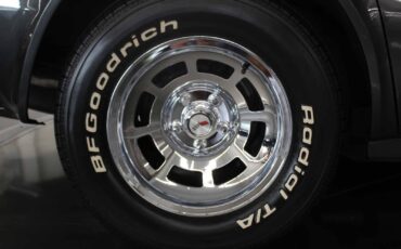 Chevrolet-Corvette-1982-LOW-MILES-19