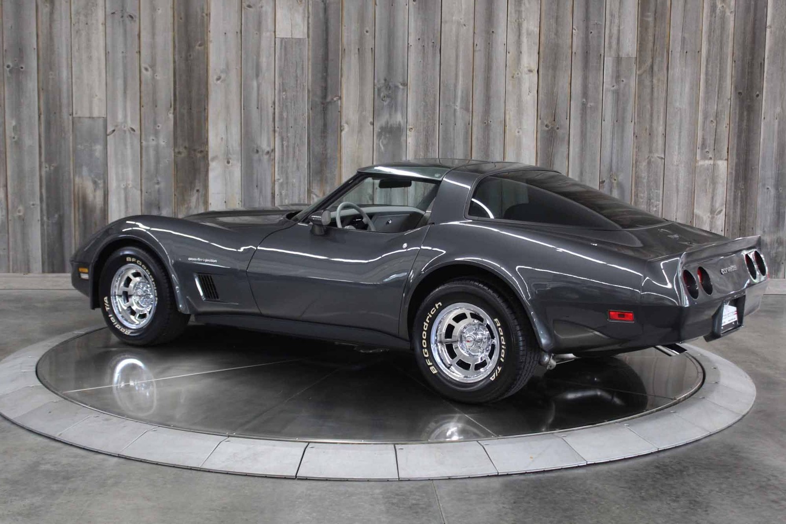 Chevrolet-Corvette-1982-LOW-MILES-2