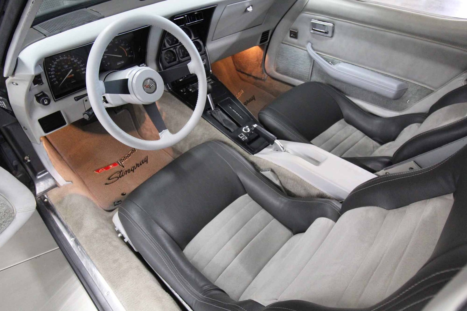 Chevrolet-Corvette-1982-LOW-MILES-20