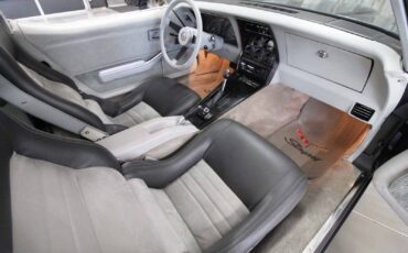 Chevrolet-Corvette-1982-LOW-MILES-21