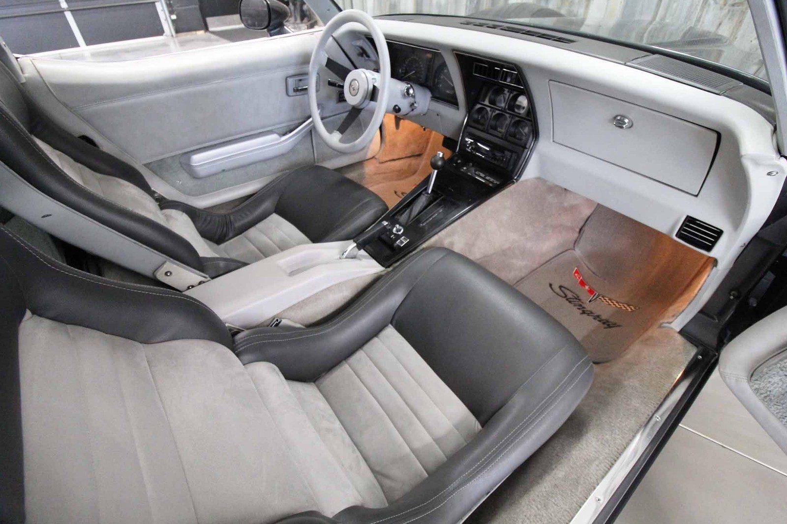 Chevrolet-Corvette-1982-LOW-MILES-21