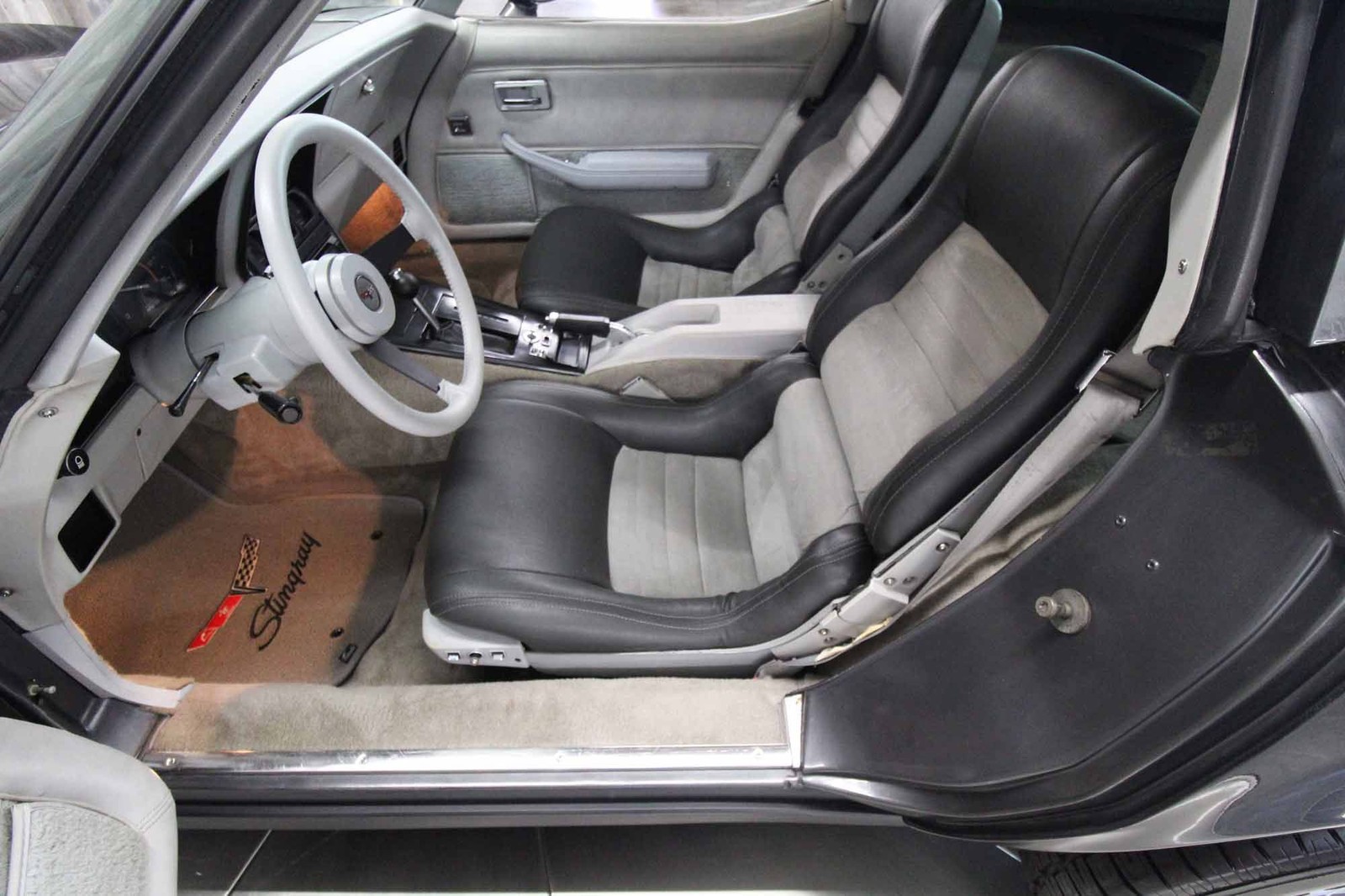 Chevrolet-Corvette-1982-LOW-MILES-22