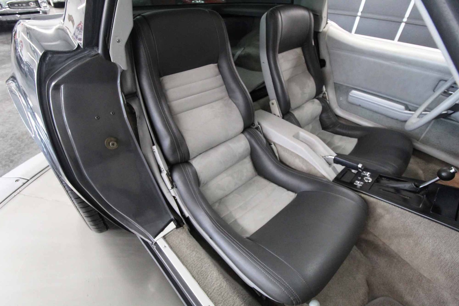 Chevrolet-Corvette-1982-LOW-MILES-25