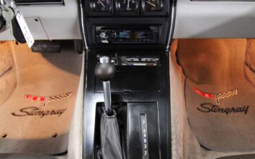 Chevrolet-Corvette-1982-LOW-MILES-27