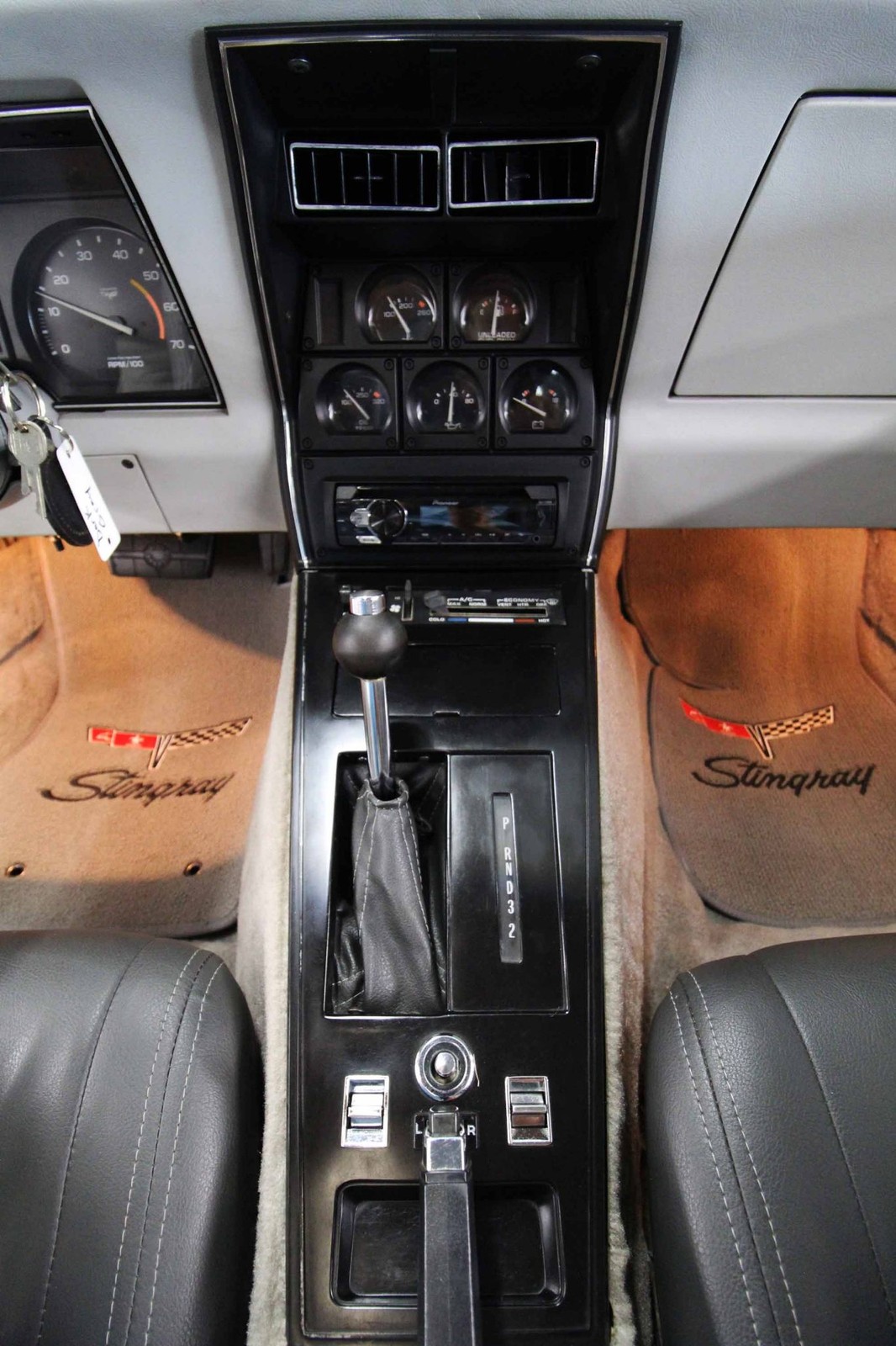 Chevrolet-Corvette-1982-LOW-MILES-27
