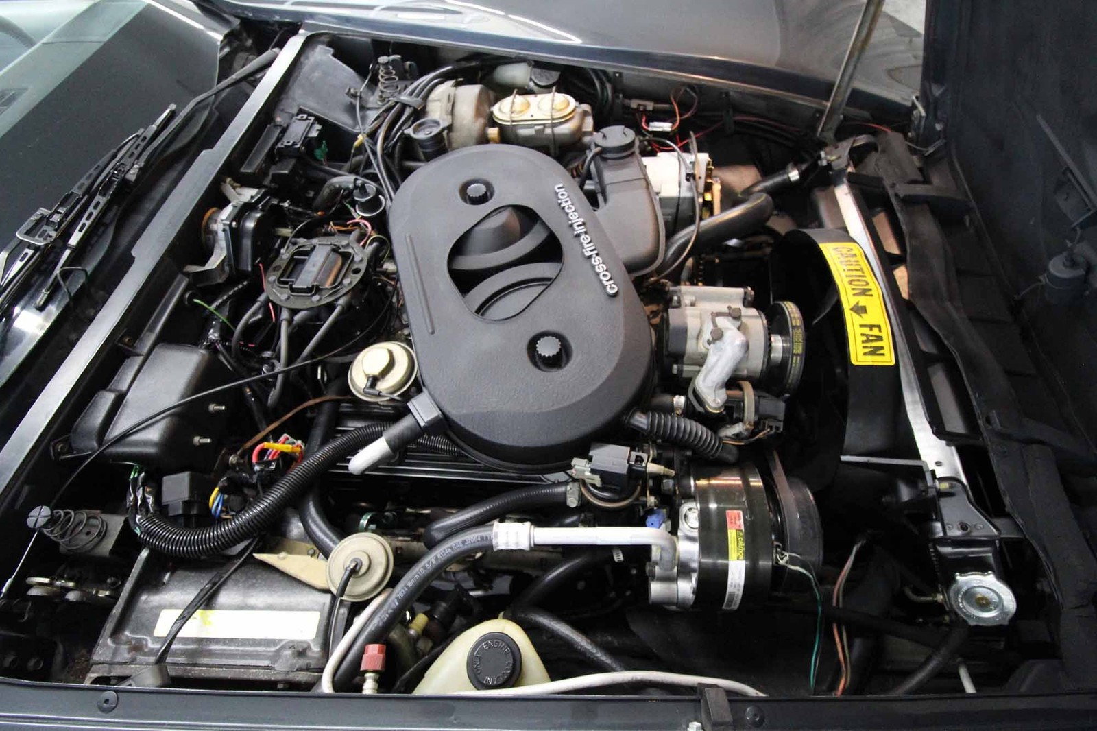 Chevrolet-Corvette-1982-LOW-MILES-32