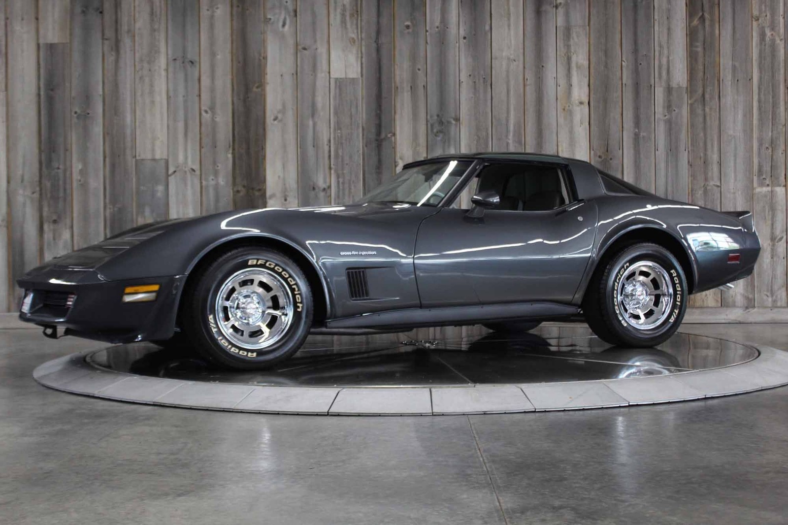 Chevrolet-Corvette-1982-LOW-MILES-35