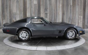Chevrolet-Corvette-1982-LOW-MILES-4