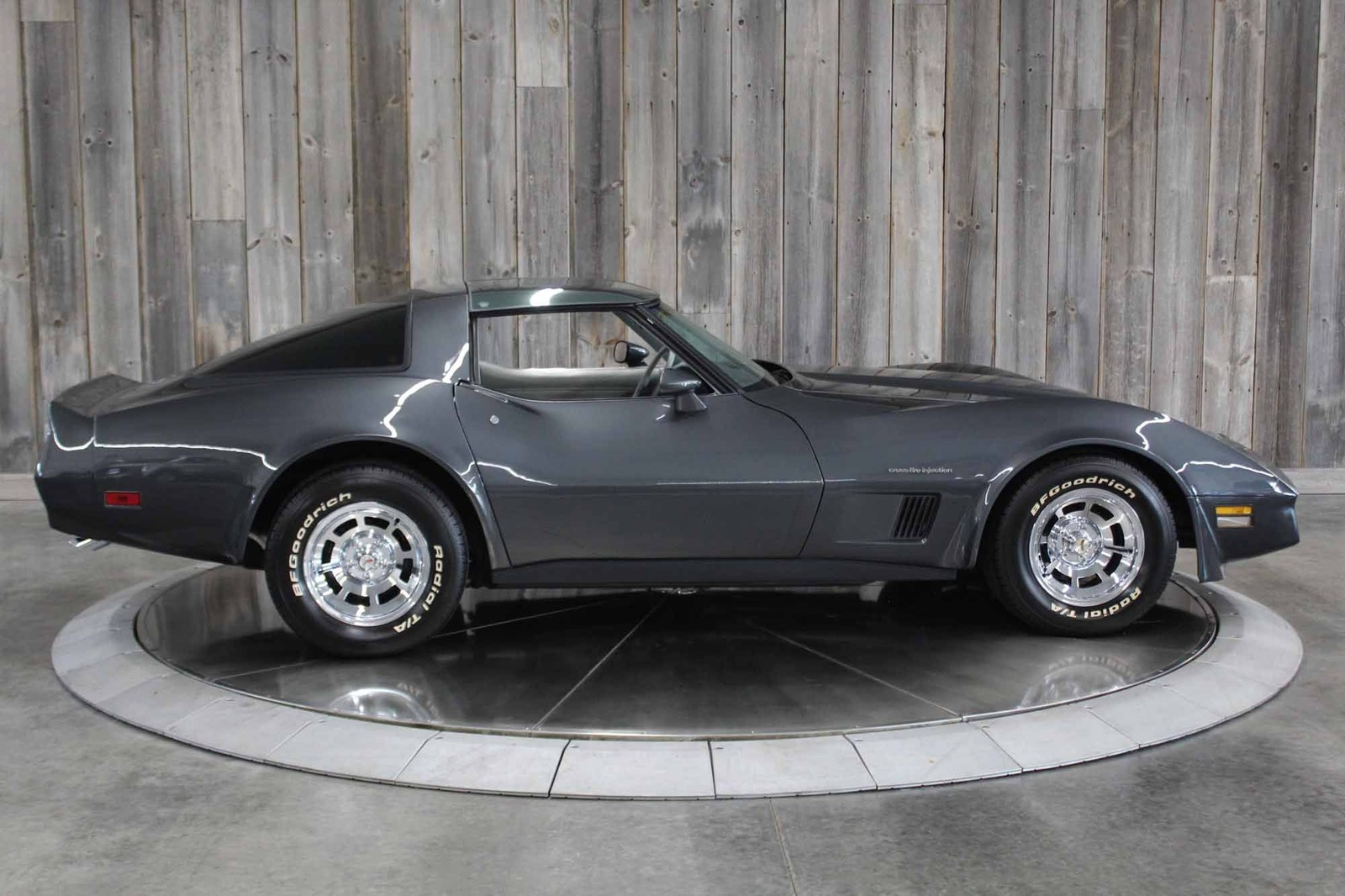 Chevrolet-Corvette-1982-LOW-MILES-4