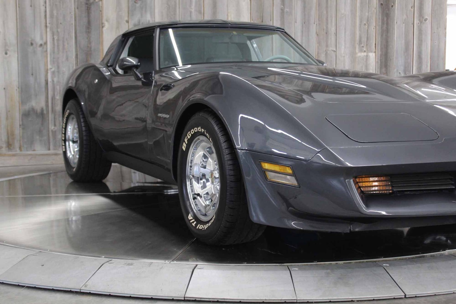 Chevrolet-Corvette-1982-LOW-MILES-8