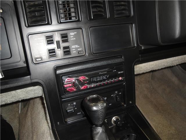 Chevrolet-Corvette-1985-11