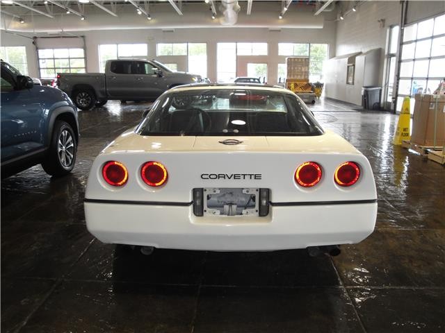 Chevrolet-Corvette-1985-2