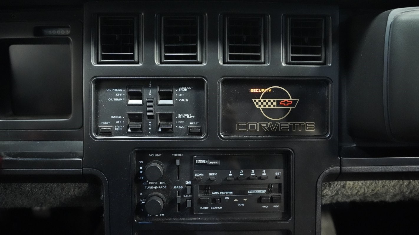 Chevrolet-Corvette-1986-Convertible-37