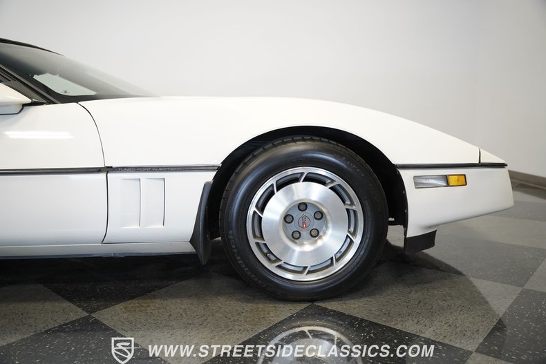 Chevrolet-Corvette-1987-White-Tan-37