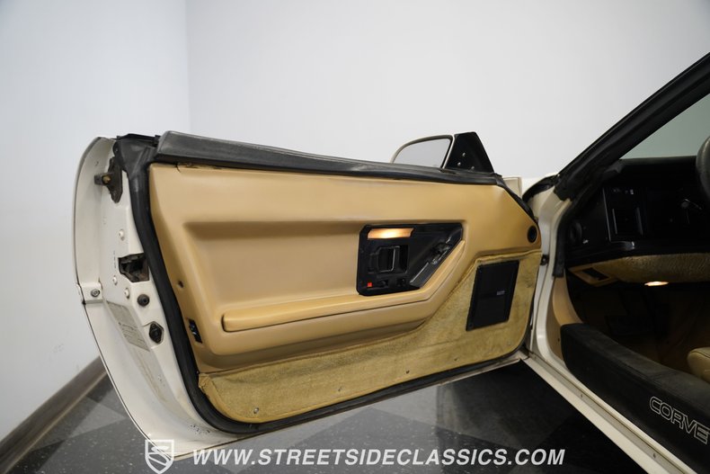 Chevrolet-Corvette-1987-White-Tan-45