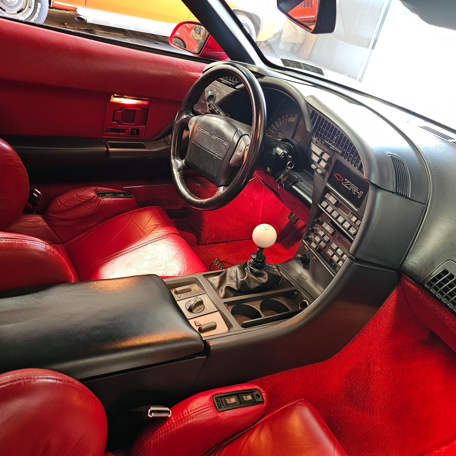 Chevrolet-Corvette-1990-Hatchback-17