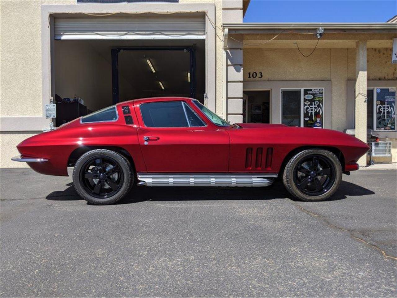 Chevrolet-Corvette-stingray-1965-CANDY-APPLE-RED-BLACK-AND-RED-1
