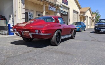 Chevrolet-Corvette-stingray-1965-CANDY-APPLE-RED-BLACK-AND-RED-11