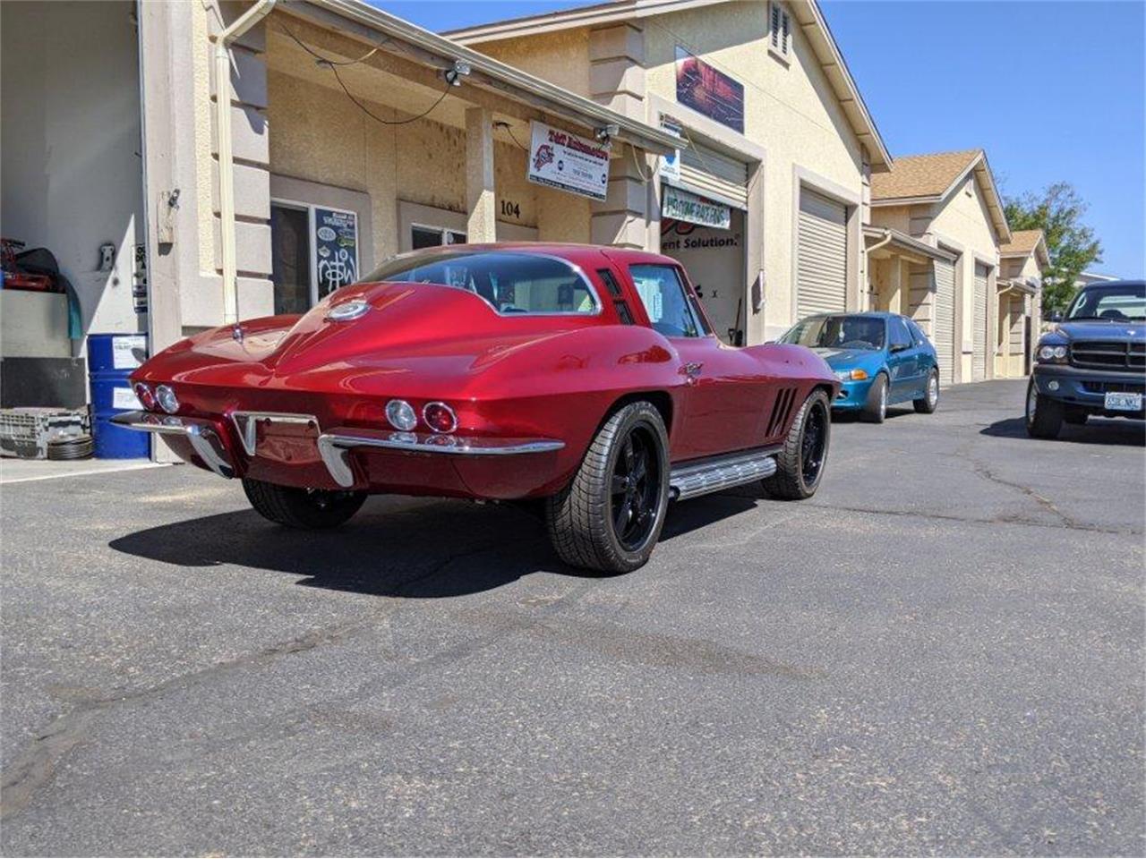 Chevrolet-Corvette-stingray-1965-CANDY-APPLE-RED-BLACK-AND-RED-11